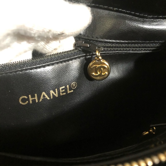 🔥CHANEL CHEVRON PURSE W/GOLD HARDWARES🔥 - Picture 10 of 14